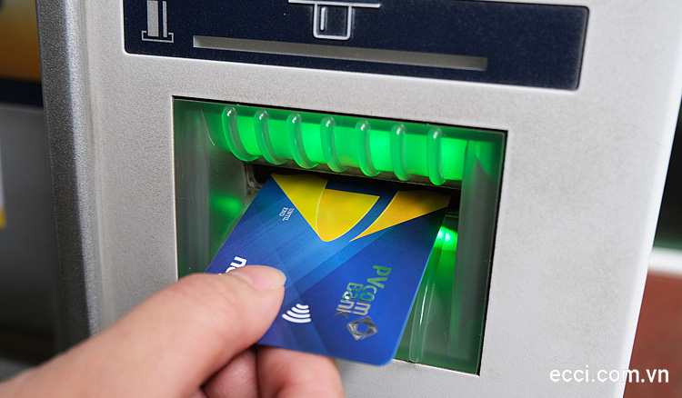 Cách nạp rút tiền bằng thẻ ATM gắn chip tại cây ATM